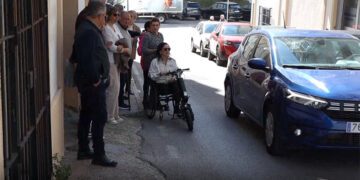 Un momento de la visita popular con vecinos a la calle / FOTO: PP