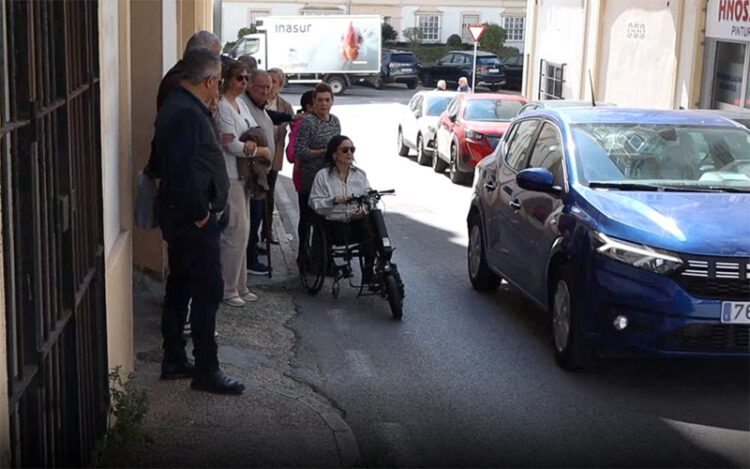 Un momento de la visita popular con vecinos a la calle / FOTO: PP