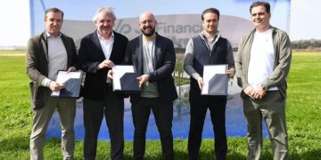 Posando en los suelos de El Puerto elegidos para Sportech / FOTO: Cádiz CF