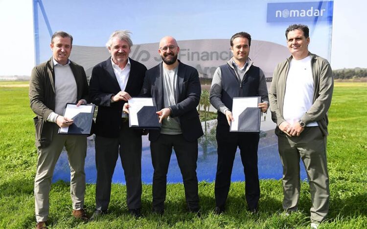 Posando en los suelos de El Puerto elegidos para Sportech / FOTO: Cádiz CF