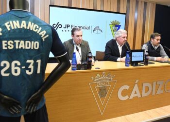 Vizcaíno y los fundadores de JP Financial atendiendo a los medios del club / FOTO: Cádiz CF