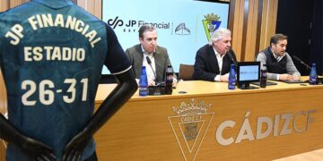 Vizcaíno y los fundadores de JP Financial atendiendo a los medios del club / FOTO: Cádiz CF