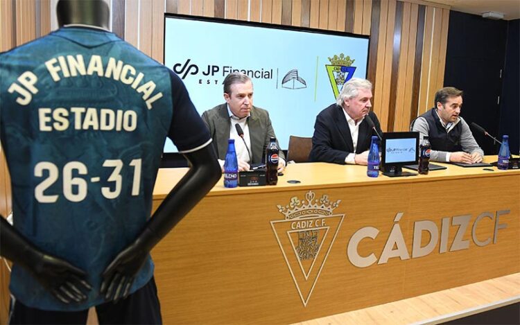 Vizcaíno y los fundadores de JP Financial atendiendo a los medios del club / FOTO: Cádiz CF