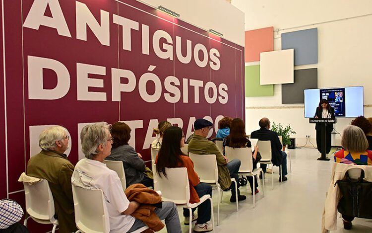 Celebrando el Día del Libro en las flamantes instalaciones / FOTO: Eulogio García