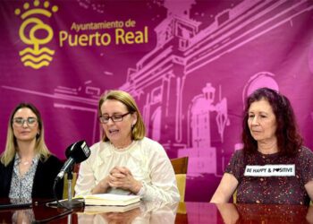 La alcaldesa junto a las directoras de El Cigarrón y de Triquitraque / FOTO: Ayto.