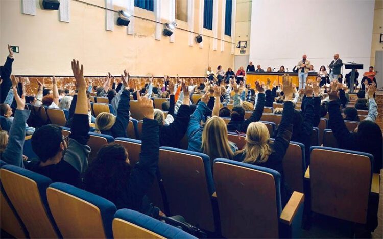 La plantilla vota a favor de la medida anunciada por el alcalde / FOTO: Ayto.