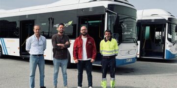 Posado junto a los autobuses de refuerzo / FOTO: Ayto.