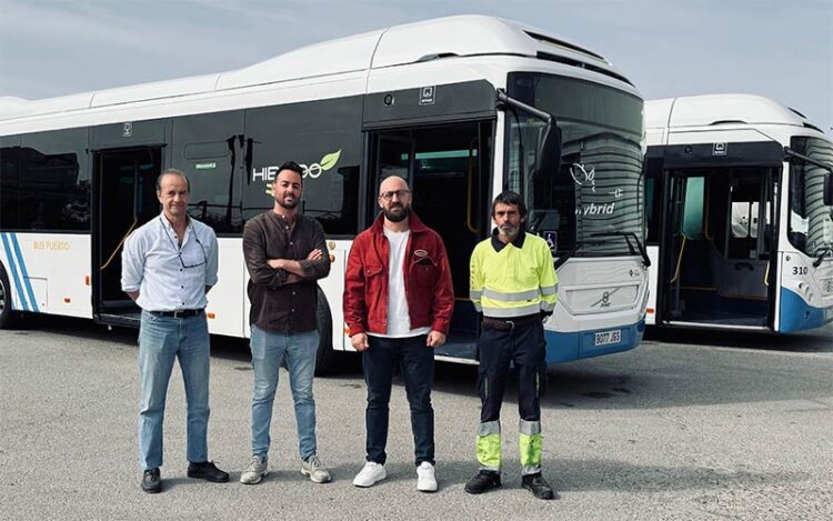 Posado junto a los autobuses de refuerzo / FOTO: Ayto.