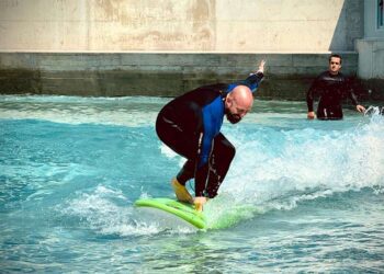 El alcalde portuense no se resistió a subirse a la tabla / FOTO: Ayto.