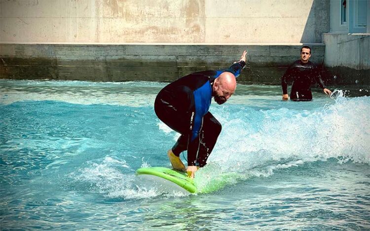 El alcalde portuense no se resistió a subirse a la tabla / FOTO: Ayto.