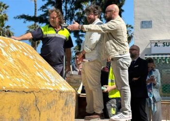 El alcalde supervisa el barrio con vecinos / FOTO: Ayto.