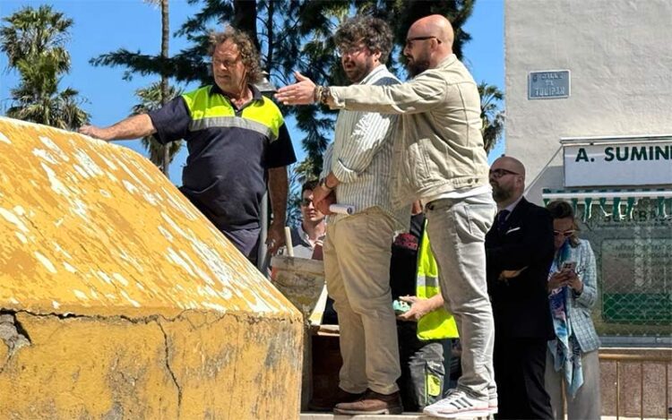 El alcalde supervisa el barrio con vecinos / FOTO: Ayto.