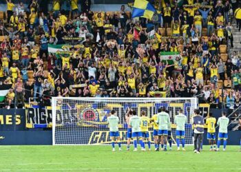 La plantilla cabizbaja ante fondo sur tras otra derrota / FOTO: Eulogio García