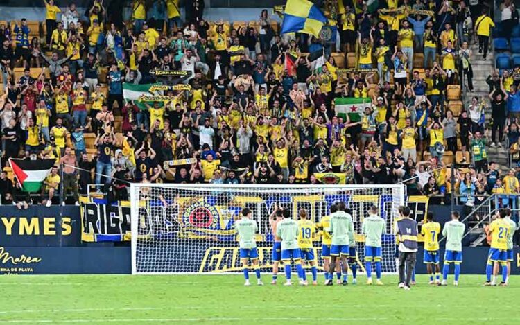 La plantilla cabizbaja ante fondo sur tras otra derrota / FOTO: Eulogio García
