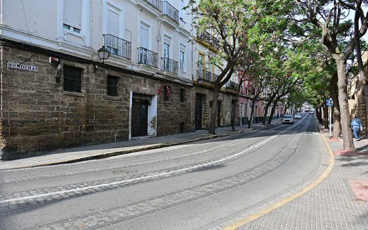 La calle Honduras todavía con tráfico / FOTO: Eulogio García