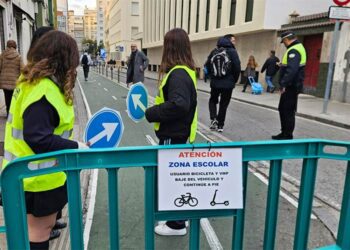 Corte de la calle Trille durante la entrada y salida de escolares / FOTO: Ayto.