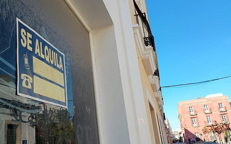 Cartel de 'Se alquila' en el centro de El Puerto / FOTO: DBC