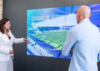 Cavada informando del proyecto del estadio a Monchi, meses atrás / FOTO: Ayto.