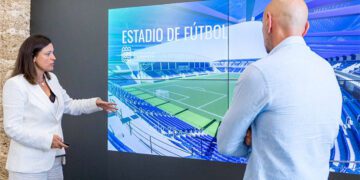 Cavada informando del proyecto del estadio a Monchi, meses atrás / FOTO: Ayto.