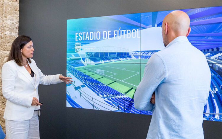 Cavada informando del proyecto del estadio a Monchi, meses atrás / FOTO: Ayto.