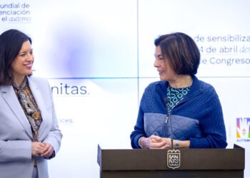 La alcaldesa junto a la presidenta de Autismo Cádiz / FOTO: Ayto.
