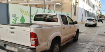 Los coches vuelven a pasar por la puerta del cole / FOTO: AMPA Celestino Mutis