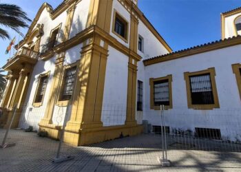 Fachada vallada por el riesgo de caída de cascotes / FOTO: AIG