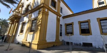 Fachada vallada por el riesgo de caída de cascotes / FOTO: AIG