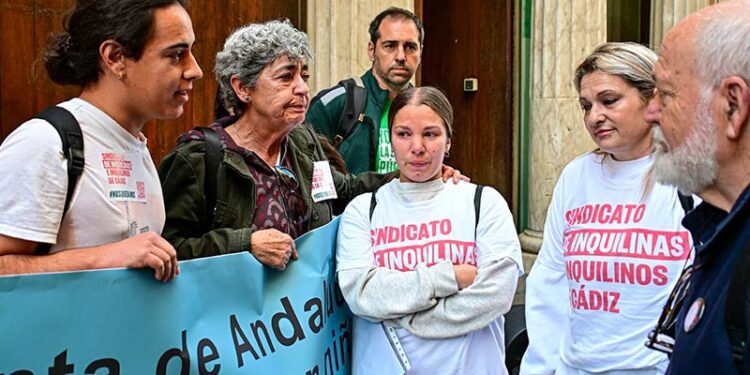 Arropando a Fani y Sonia en la concentración ante la AVRA / FOTO: Eulogio García