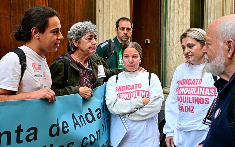 Arropando a Fani y Sonia en la concentración ante la AVRA / FOTO: Eulogio García