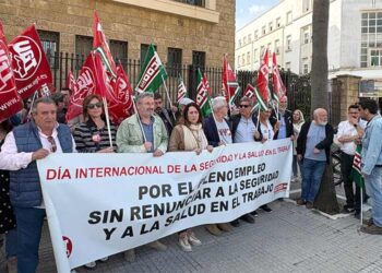 Un momento de la concentración ante Subdelegación / FOTO: IU
