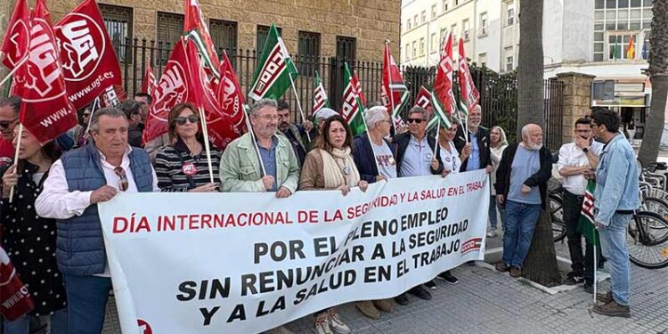 Un momento de la concentración ante Subdelegación / FOTO: IU