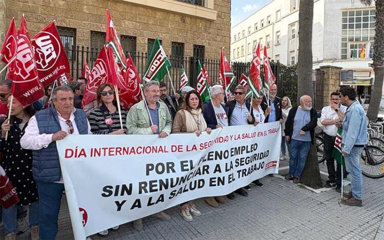 Un momento de la concentración ante Subdelegación / FOTO: IU