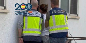 Entrando con la detenida en la Comisaría / FOTO: Policía