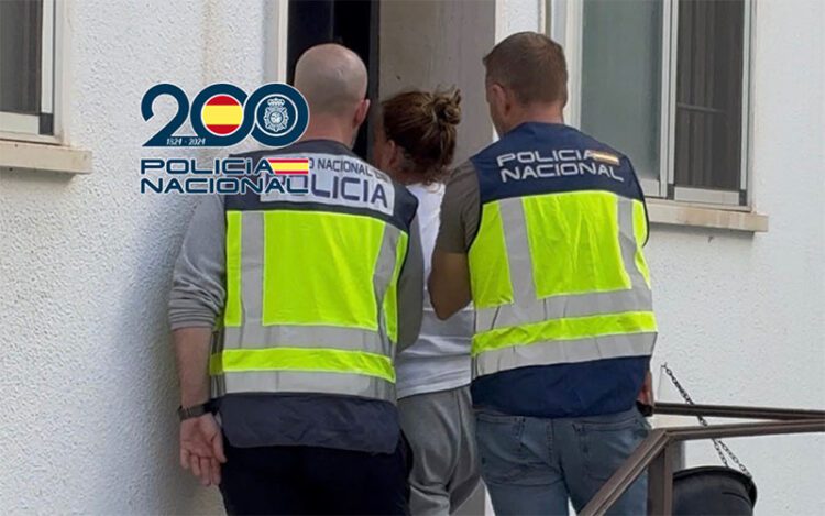 Entrando con la detenida en la Comisaría / FOTO: Policía