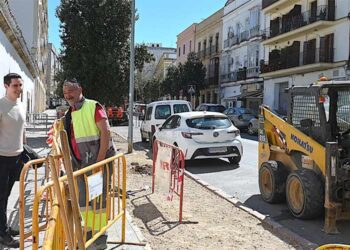 El concejal Espinar pasando por la obra de Porvenir en su inicio / FOTO: Ayto.