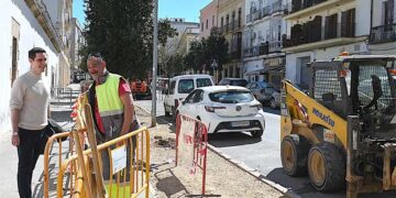 El concejal Espinar pasando por la obra de Porvenir en su inicio / FOTO: Ayto.