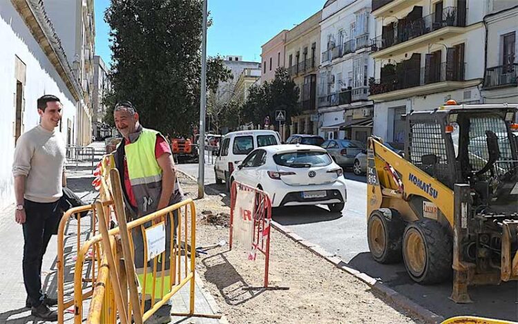 El concejal Espinar pasando por la obra de Porvenir en su inicio / FOTO: Ayto.