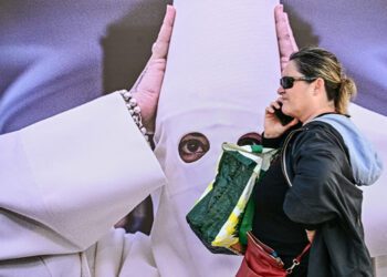 Paseando junto a una exposición cofrade en la fachada del mercado de Cádiz / FOTO: Eulogio García