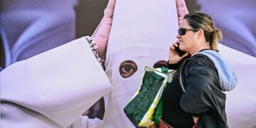 Paseando junto a una exposición cofrade en la fachada del mercado de Cádiz / FOTO: Eulogio García