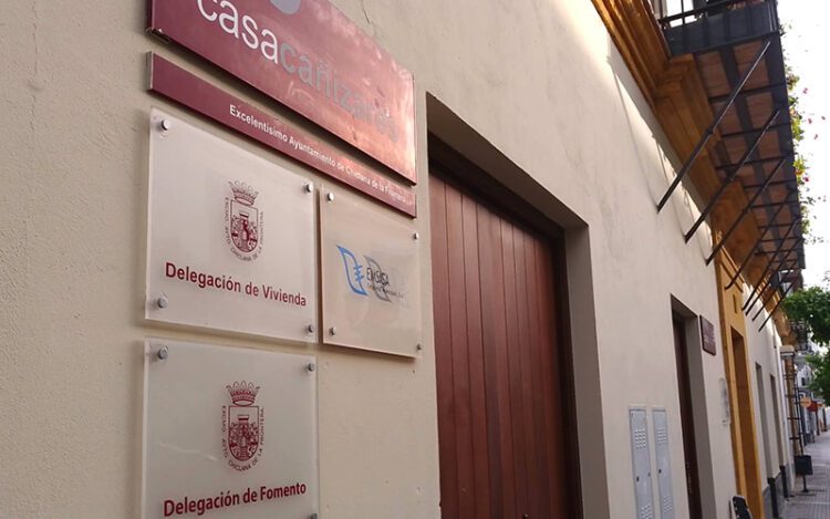 A las puertas de la sede de Emsisa / FOTO: DBC