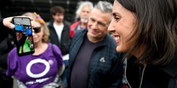 Montero charla por el móvil con los dos trabajadores / FOTO: Podemos