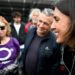 Montero charla por el móvil con los dos trabajadores / FOTO: Podemos