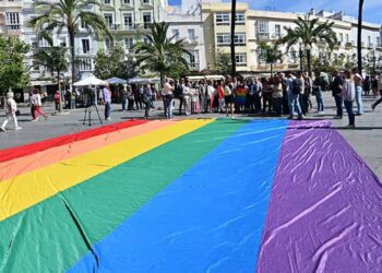 Bandera inclusiva en un pasado acto en la capital gaditana / FOTO: Eulogio García