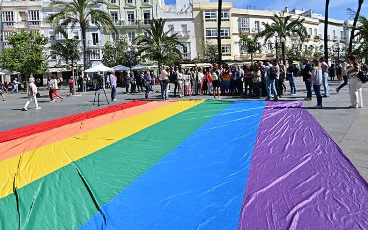 Bandera inclusiva en un pasado acto en la capital gaditana / FOTO: Eulogio García