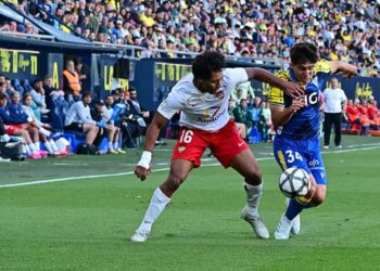 El canterano Juan Díaz luchando una pelota / FOTO: Eulogio García