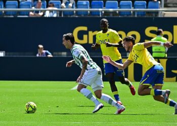 Corriendo detrás del rival / FOTO: Eulogio García