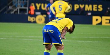 Las habituales lamentaciones tras el pitido final / FOTO: Eulogio García