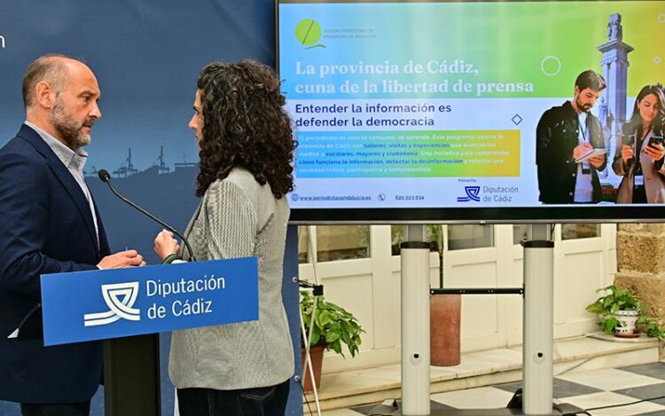 Lorena Mejías charla con Ortiz antes de la presentación / FOTO: Eulogio García