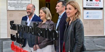 La presidenta de la APC junto a los representantes de Diputación, Ayuntamiento y Junta / FOTO: Eulogio García